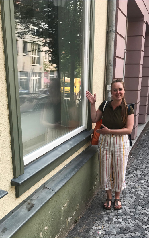 Melissa zeigt auf das noch leere Schaufenster in Ilmenau.