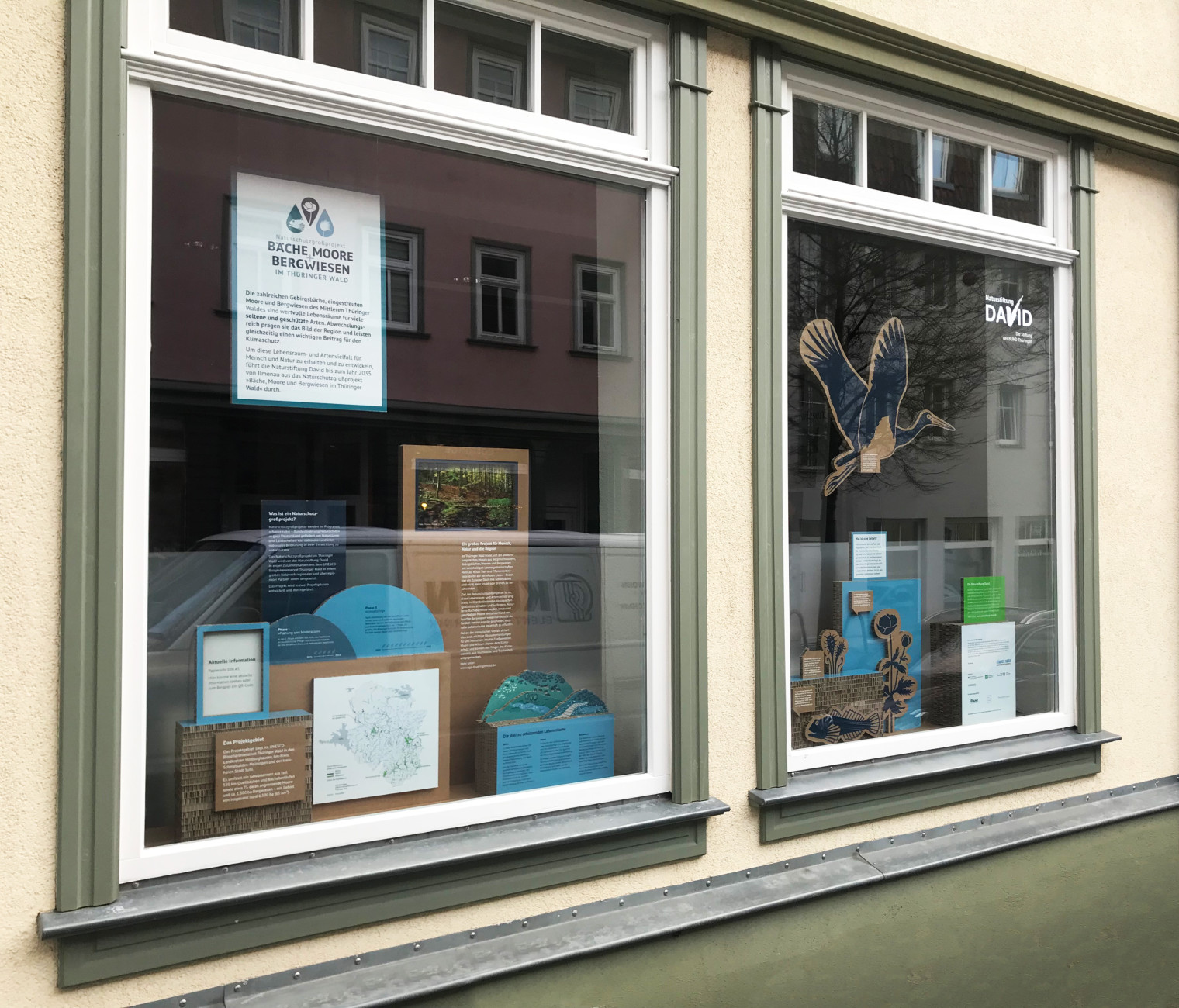 Beide Schaufenster mit der fertig aufgebauten Ausstellung.