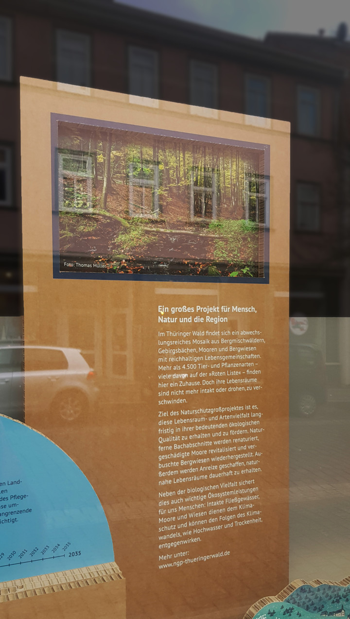 Ausstellungselement mit Platzhalter für ein Tablet.