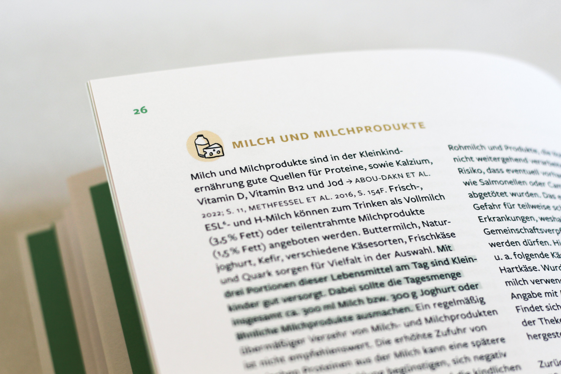 Detail in der aufgeschlagenen Broschüre: Text über Milch und Milchprodukte.