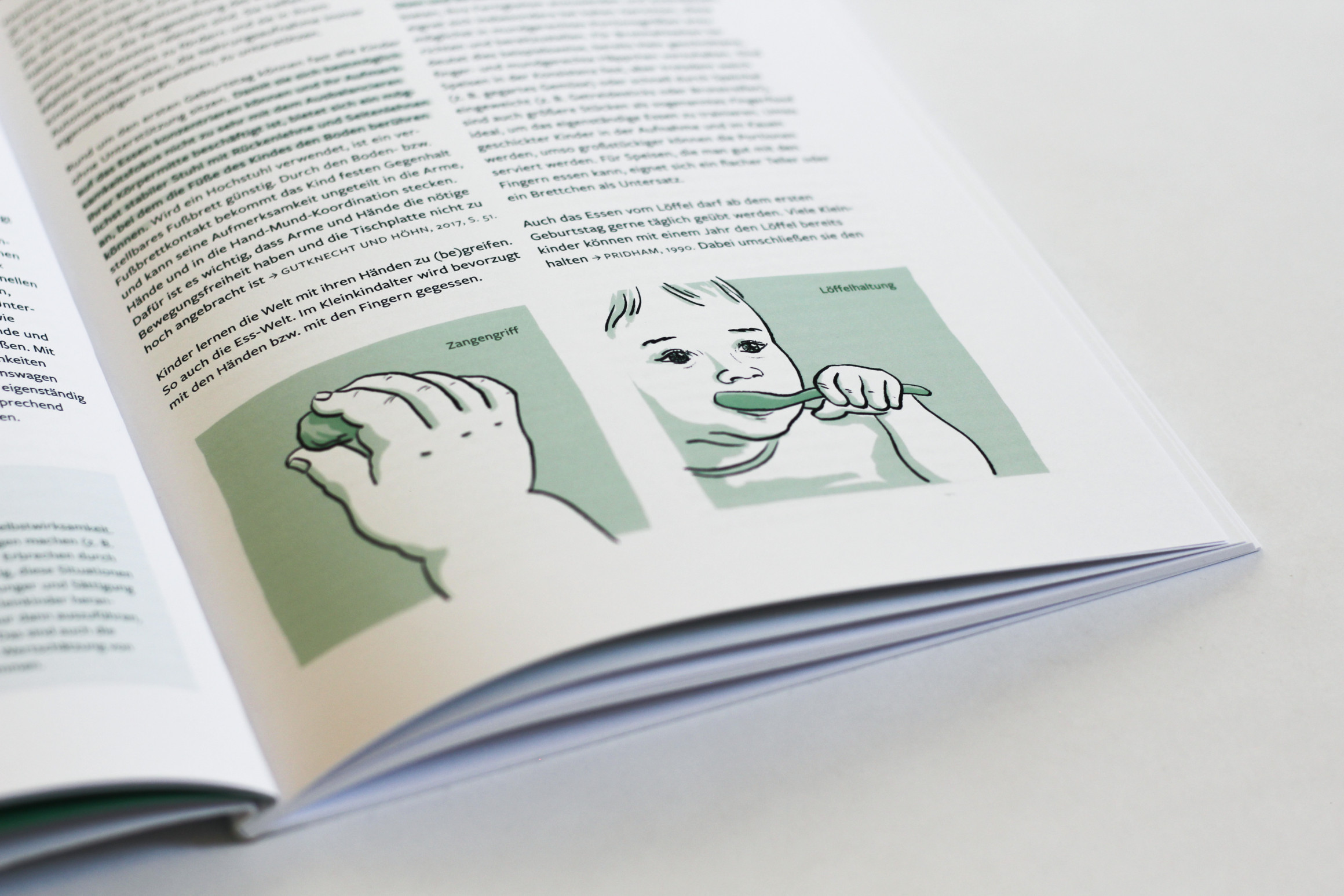 Aufgeschlagene Broschüre mit Illustrationen des Zangengriffs und der Löffelhaltung.