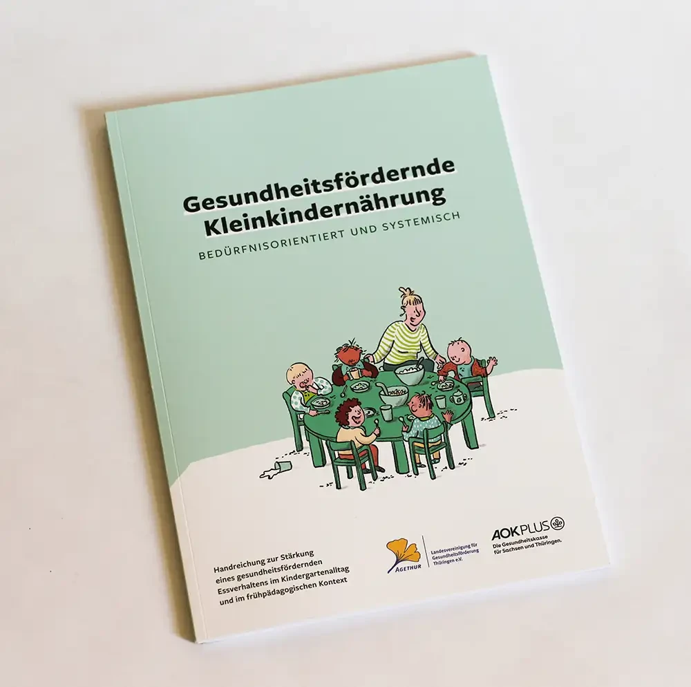 Cover der Broschüre. Der Titel lautet: Gesundheitsfördernde Kleinkindernährung. Bedürfnisorientiert und systemisch.