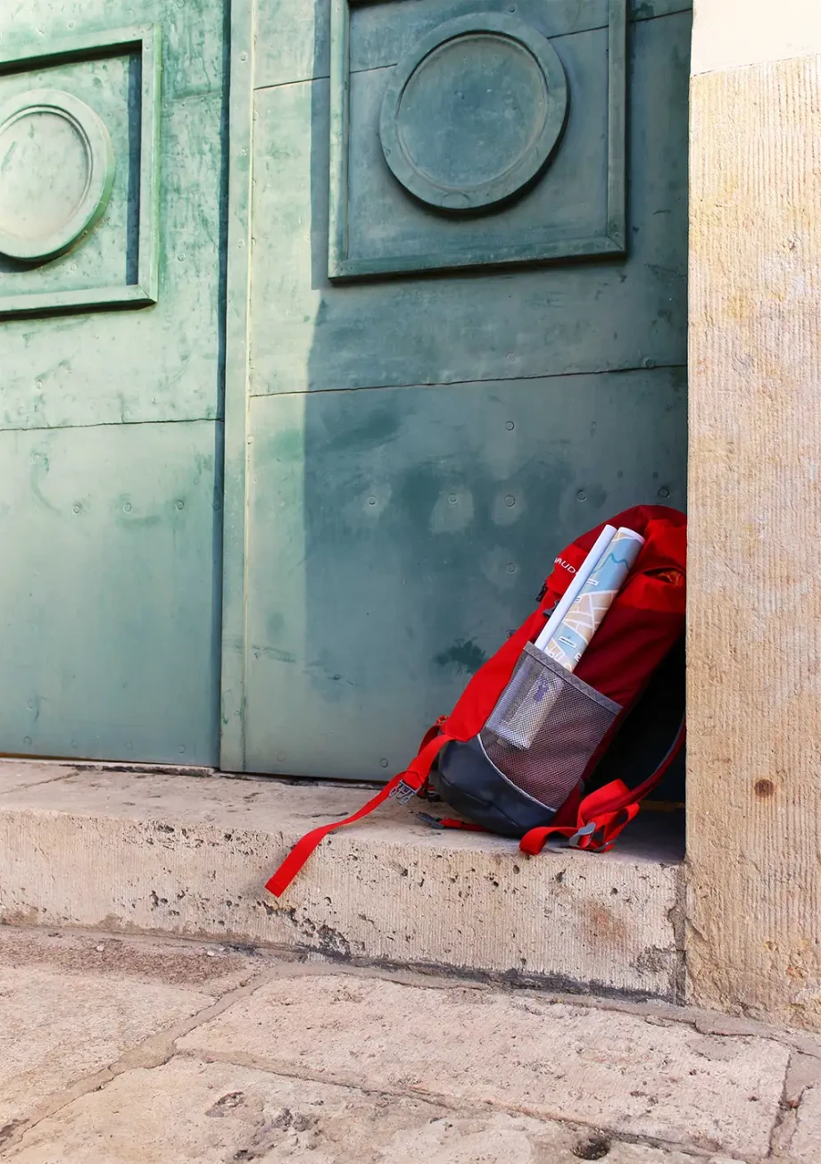 Der rote Entdeckungsrucksack an der Tür des Stadtschlosses.