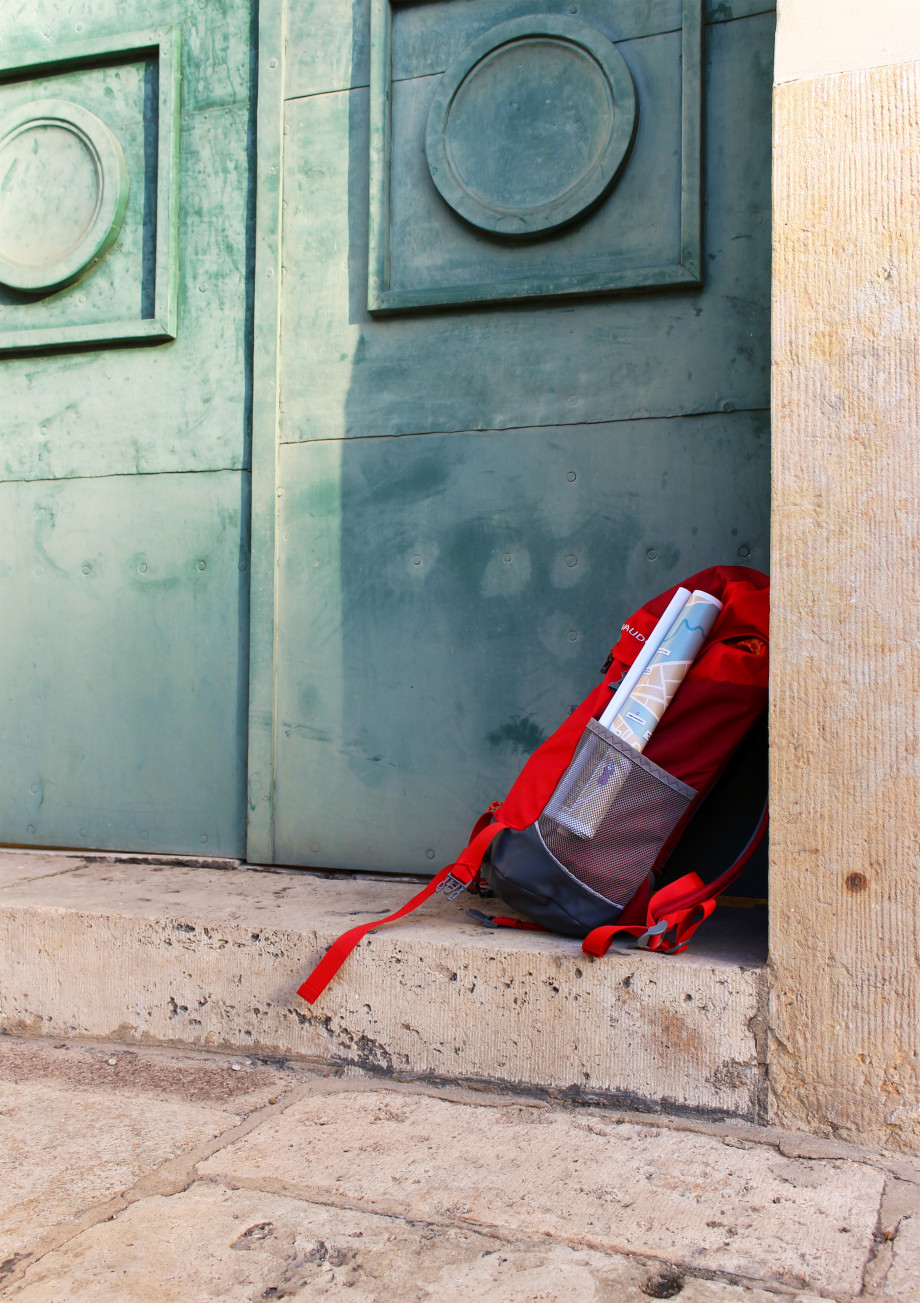 Der rote Entdeckungsrucksack an der Tür des Stadtschlosses.