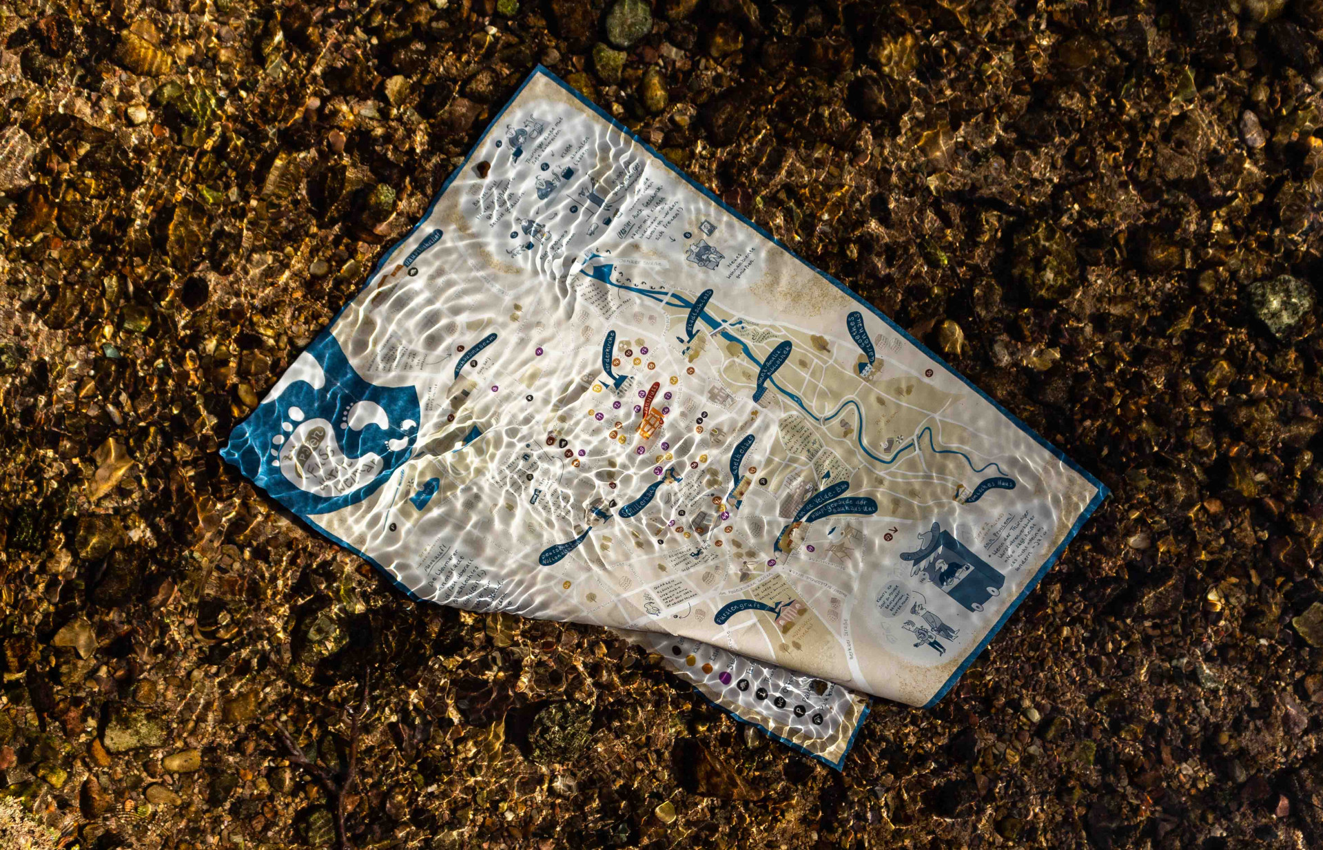 Fotografie des Stadtplans unter Wasser.