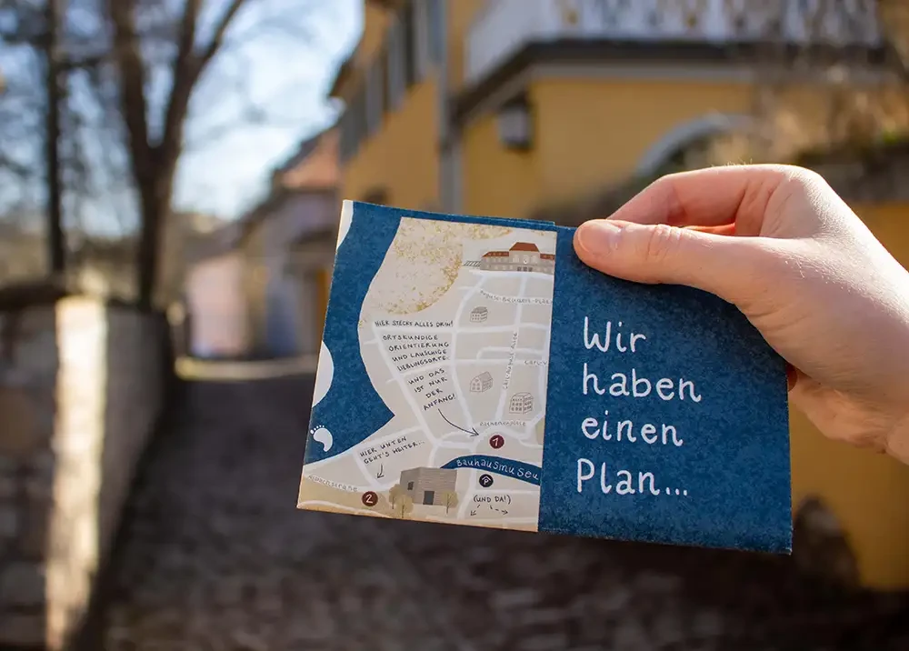 Zusammengefaltete Titelseite des Stadtplans. Darauf der Satz: Wir haben einen Plan.