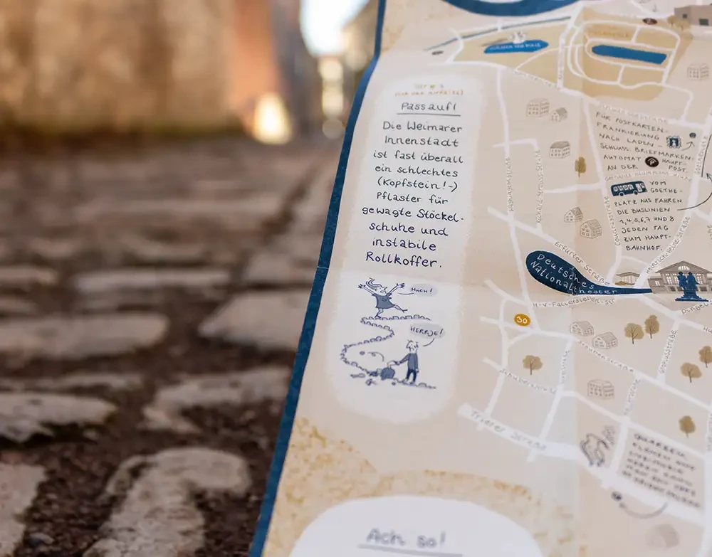 Detail des Stadtplans mit dem Tipp: Pass auf! Die Weimarer Innenstadt ist fast überall ein schlechtes (Kopfstein!-)Pflaster für gewagte Stöckelschuhe und instabile Rollkoffer.