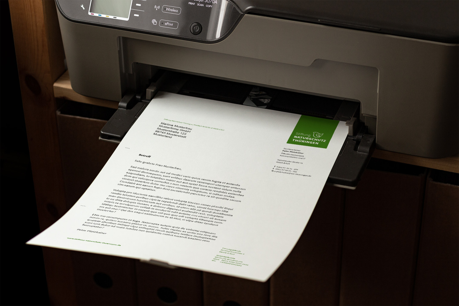 In einem Drucke liegt ein bedruckter Briefbogen.