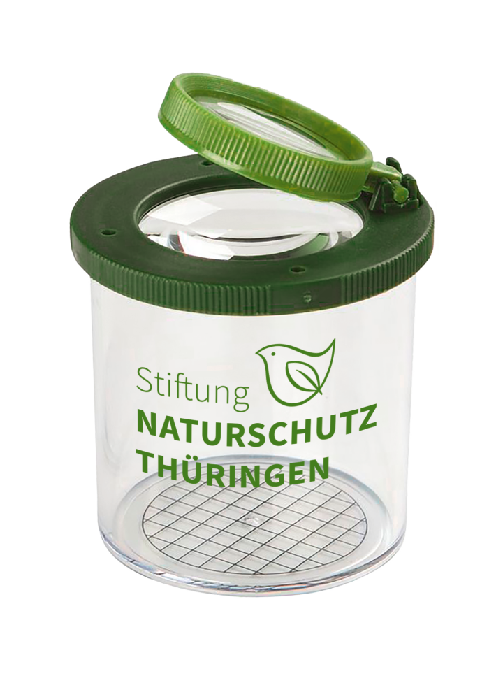 Eine Becherlupe mit grünem Deckel und dem Logo der Stiftung Naturschutz Thüringen.