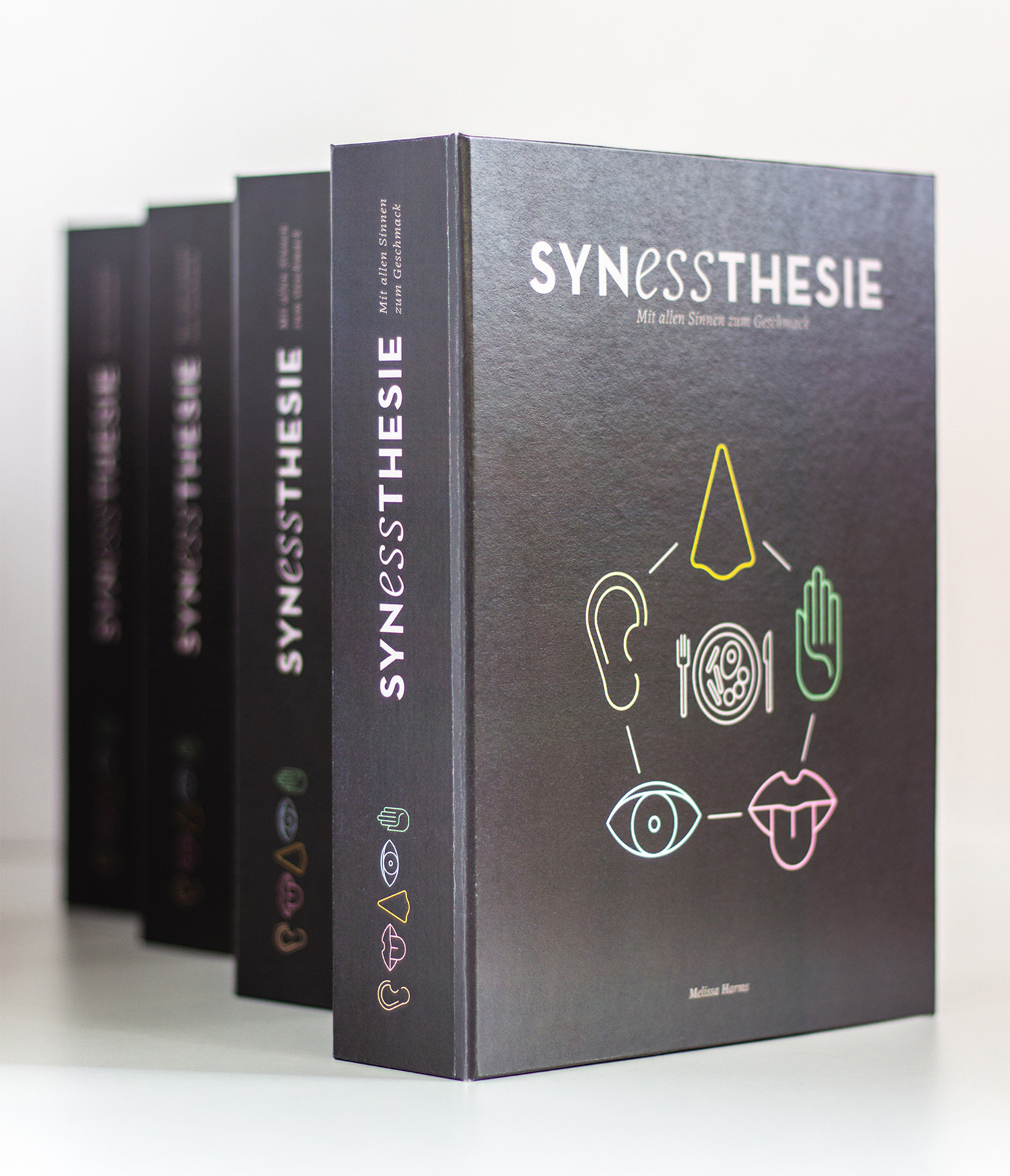 Das Buchcover von Synessthesie schräg im Bild. 