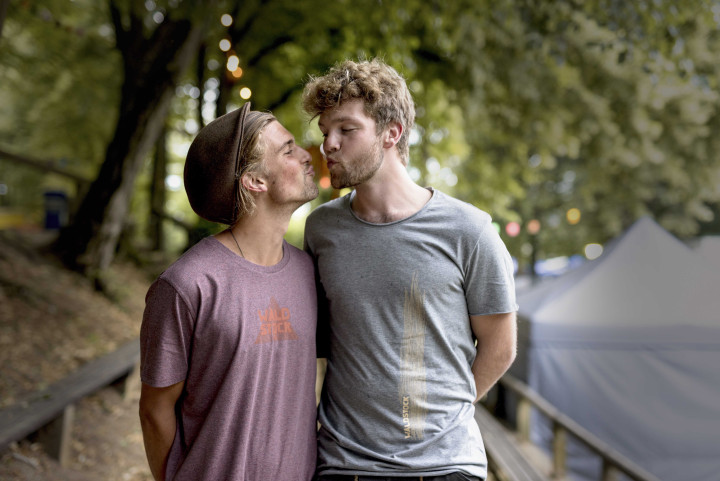 Zwei junge Männer tragen Waldstock-Shirts.