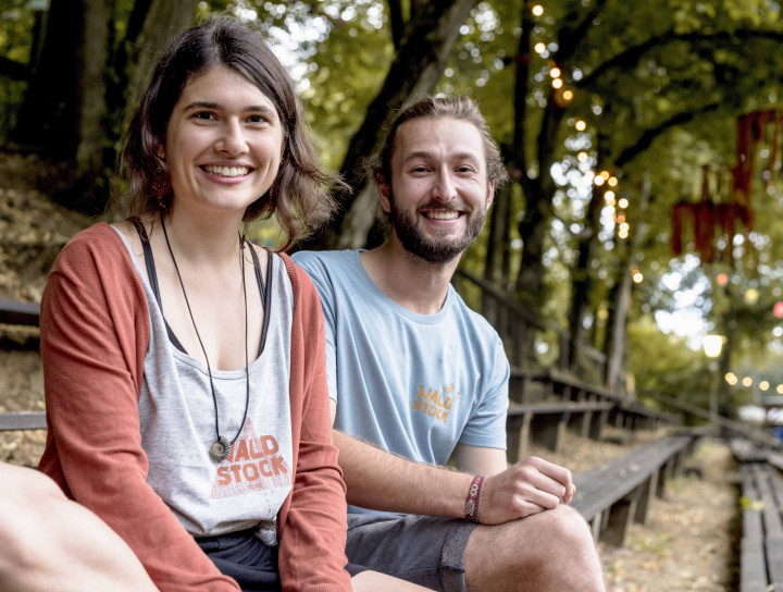 Eine junge Frau und ein junger Mann tragen Waldstock-Shirts.