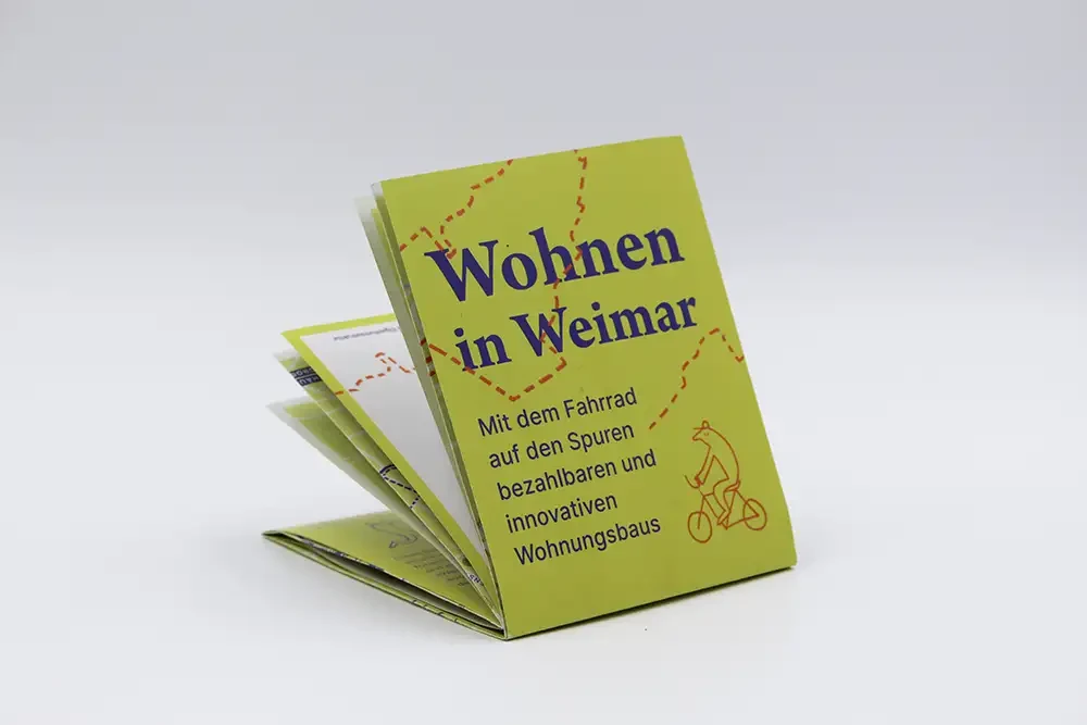 Cover des Faltplans, der Titel lautet: Wohnen in Weimar. Mit dem Fahrrad auf den Spuren bezahlbaren und innovativen Wohnungsbaus.