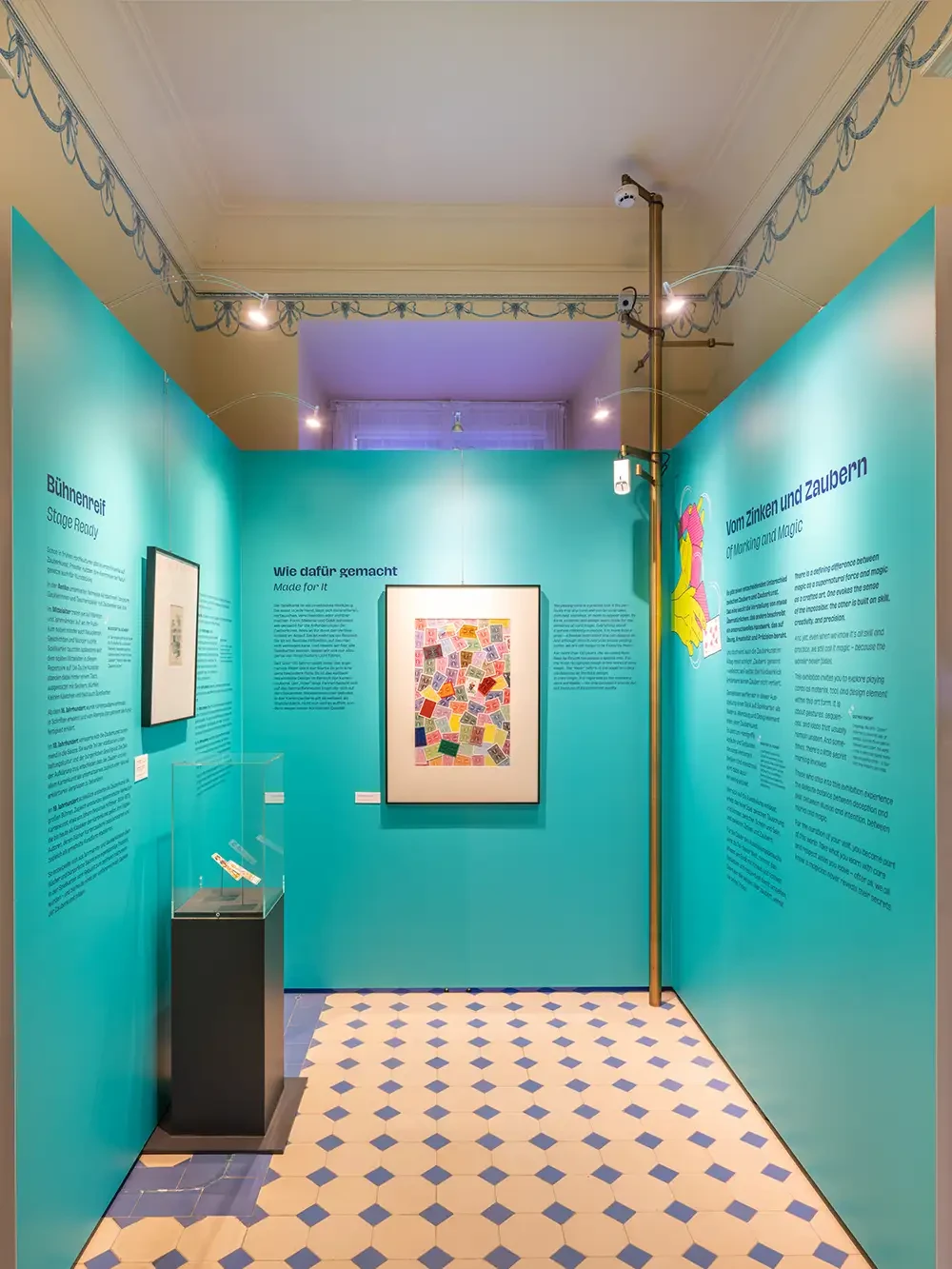 Blick nach links im ersten Ausstellungsraum. An allen drei Wänden befinden sich Texttafeln und Ausstellungsstücke.