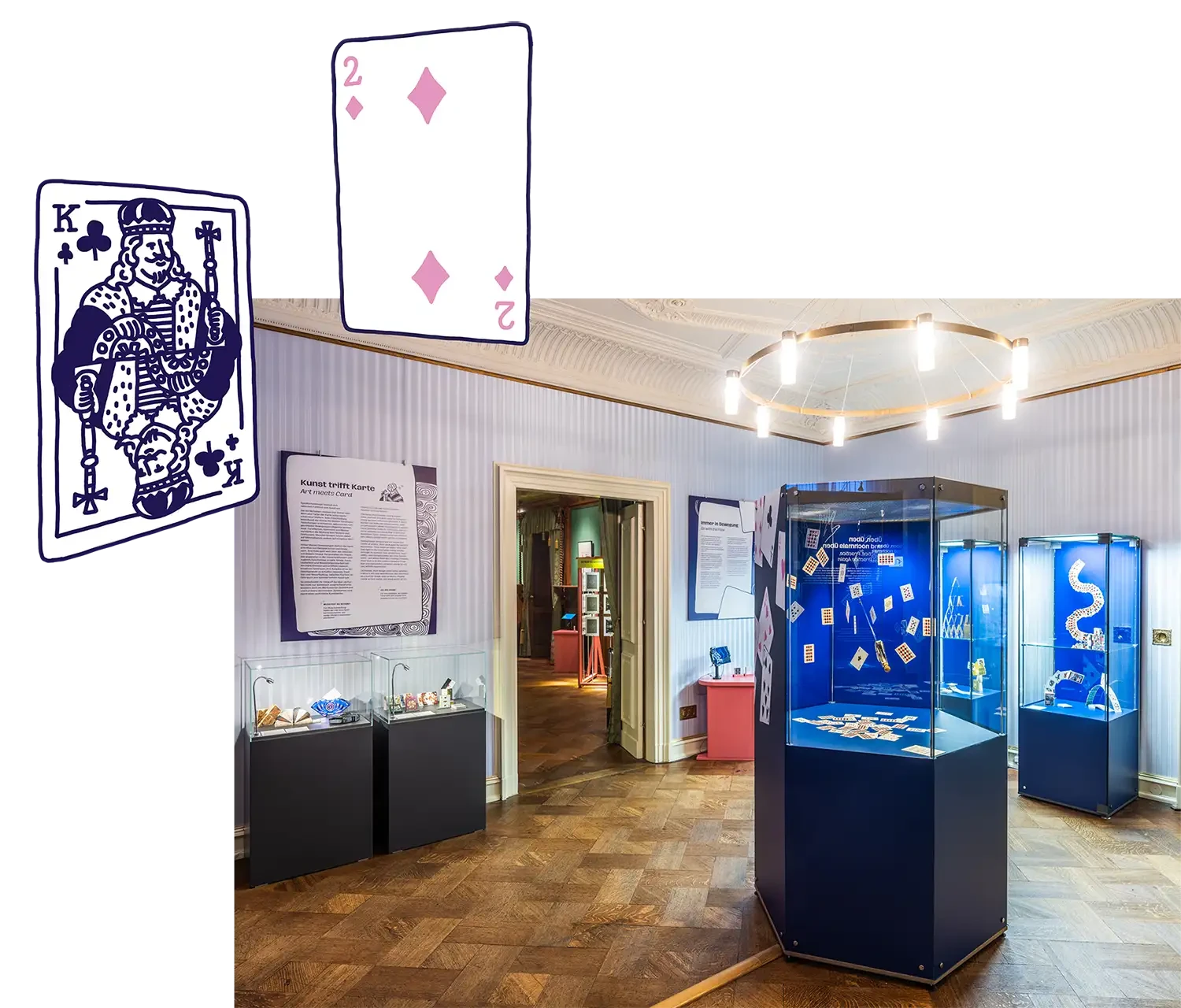 Blick quer durch den zweiten Ausstellungsraum. Neben der mittleren Vitrine gibt es weitere Vitrinen und Texttafeln an den Wänden.